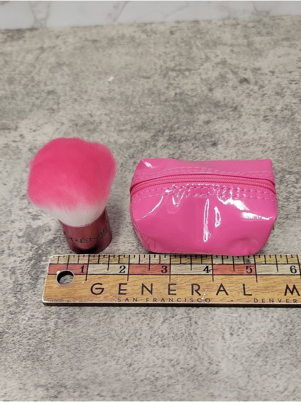 Pink Kabuki Brush with pouch gift set - Picture 3 of 5